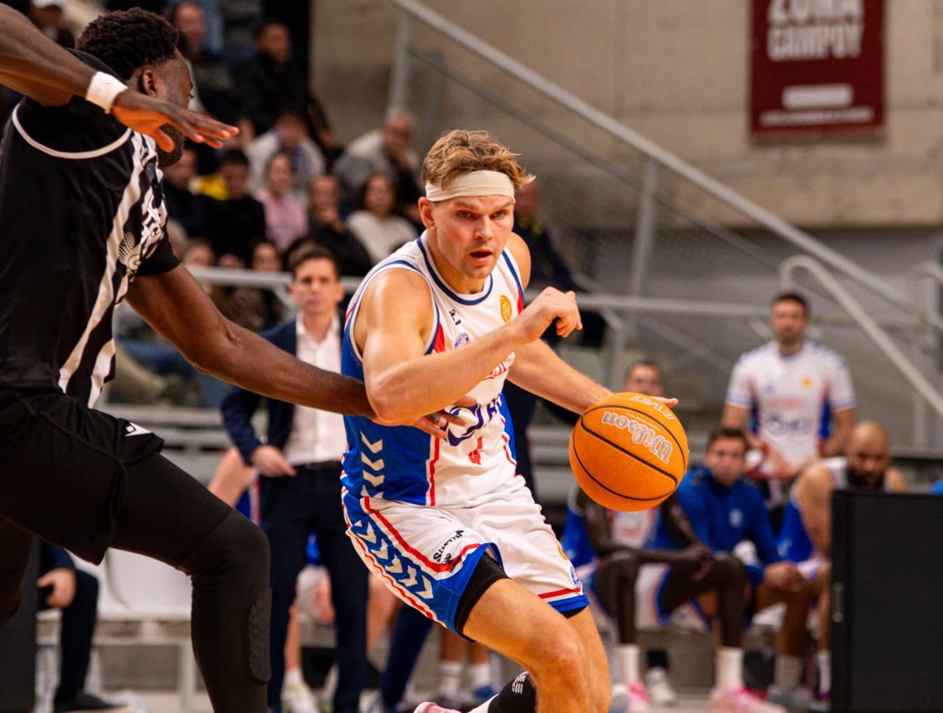Sebastián Aris, jugador del HLA Alicante, maneja el balón ante la defensa de un jugador de Cartagena. Foto: HLA Alicante