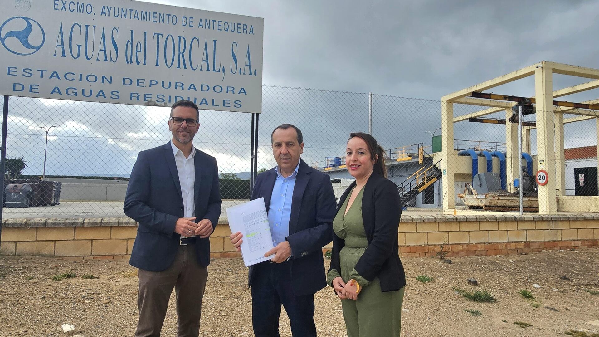 Concejales del PSOE en el Ayuntamiento de Antequera ofrecen una rueda de prensa junto a la EDAR