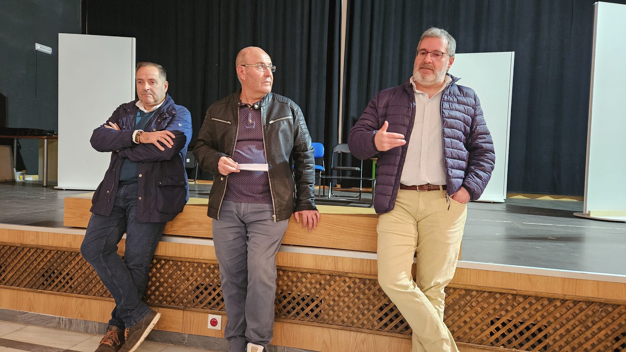 Momento de la intervención del técnico, Miguel Ángel Martínez (Derecha), ente uno de los agricultores convocantes, Fernando Balboa (Centro)