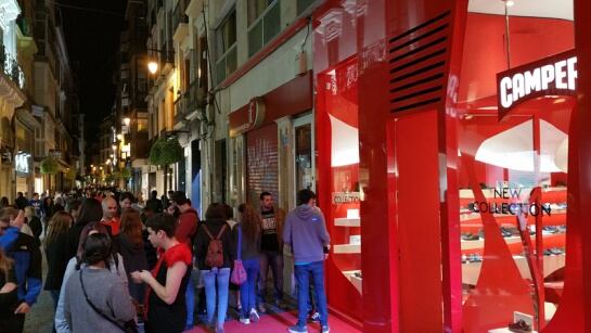 Calle Mesones de Granada durante la celebración de La Noche en Blanco 2015