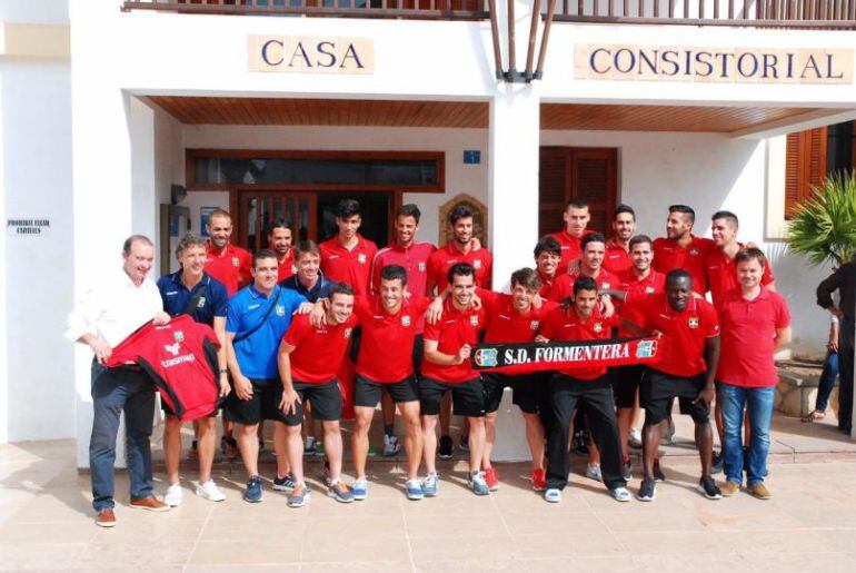 Los jugadores de la SD Formentera frente a la sede del Consell de la Pitiusa menor