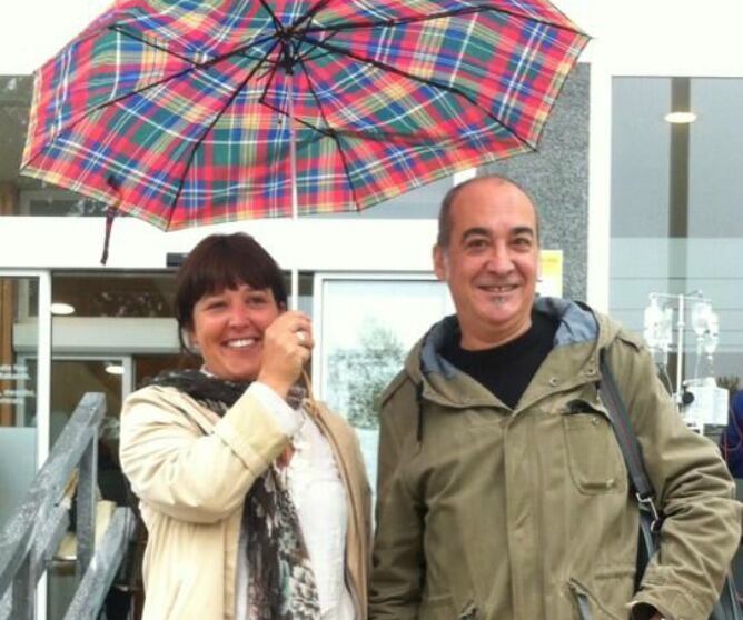 Martín Garitano, en el momento en el que ha abandonado el Hospital Universitario Donostia, acompañado de la portavoz foral, Larraitz Ugarte