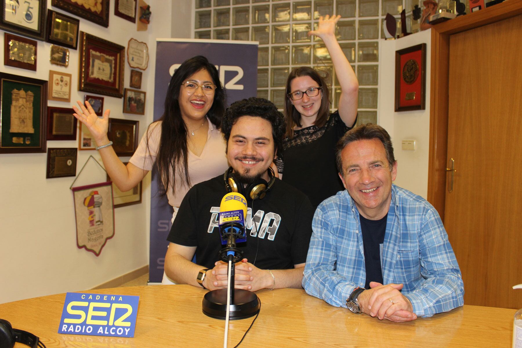 Tres de los actores del grupo de teatro junto al director del taller Jordi Ponsoda