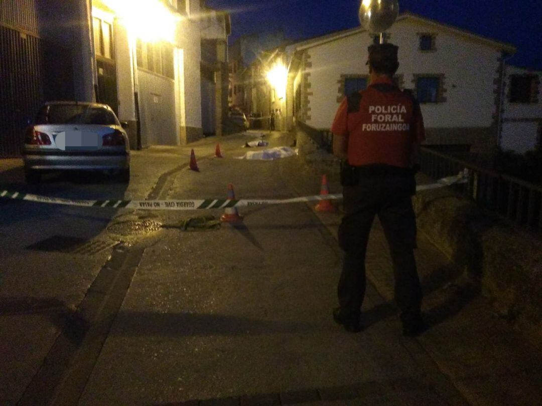 La Policía Foral atiende el suceso que se ha saldado con la muerte a tiros de 3 hombres en Cáseda