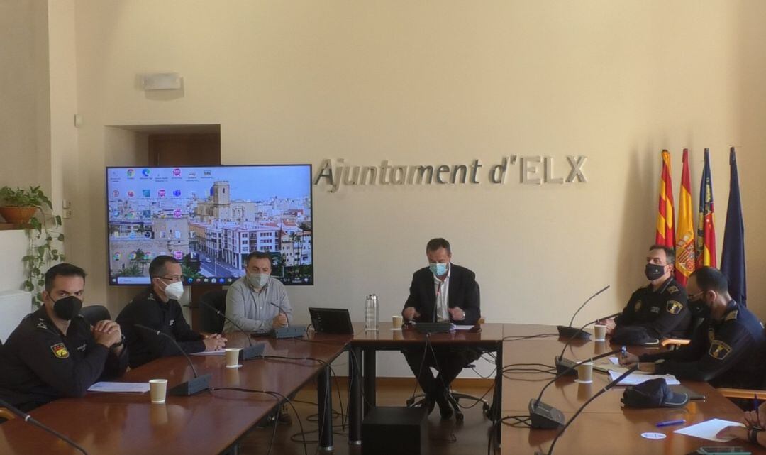 Ramón Abad, Carlos González y miembros de la Policía Nacional