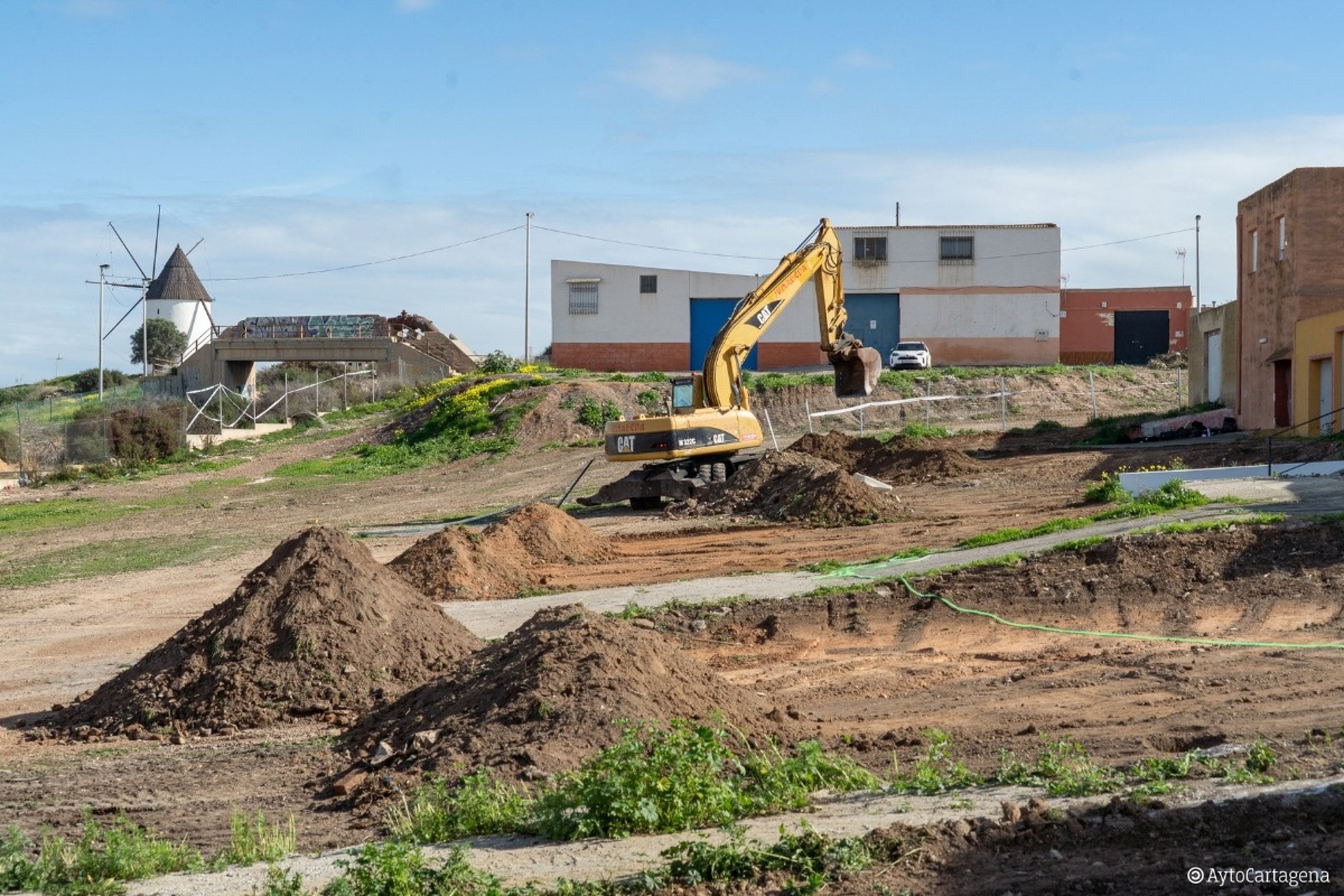 Los residuos de Los Mateos (Cartagena) se trasladarán a un vertedero no peligroso para culminar la descontaminación.
La capa superficial de tierra extraída del solar de Los Mateos (Cartagena) destinado a la construcción de viviendas asequibles se trasladará en los próximos días a un vertedero de residuos no peligrosos.