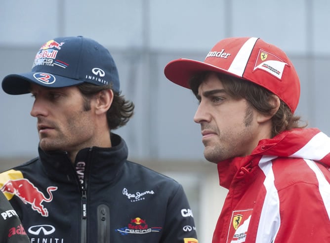 El piloto español de Ferrari, conversa con el australiano de Red Bull, durante el desfile de pilotos previo a la celebración del Gran Premio de Hungría de Fórmula Uno.