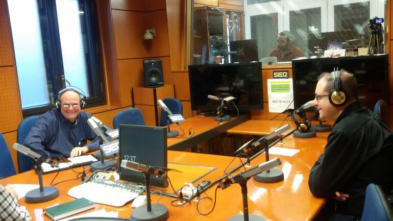 Rafa Tejedor, de la Federación de Barrios, y José Luis Rivas, de la Unión Vecinal Cesaraugusta, en los estudios de Radio Zaragoza 