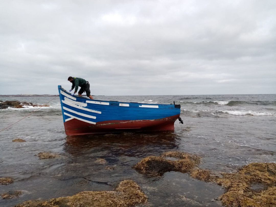 Imagen de la patera interceptada por la Guardia Civil