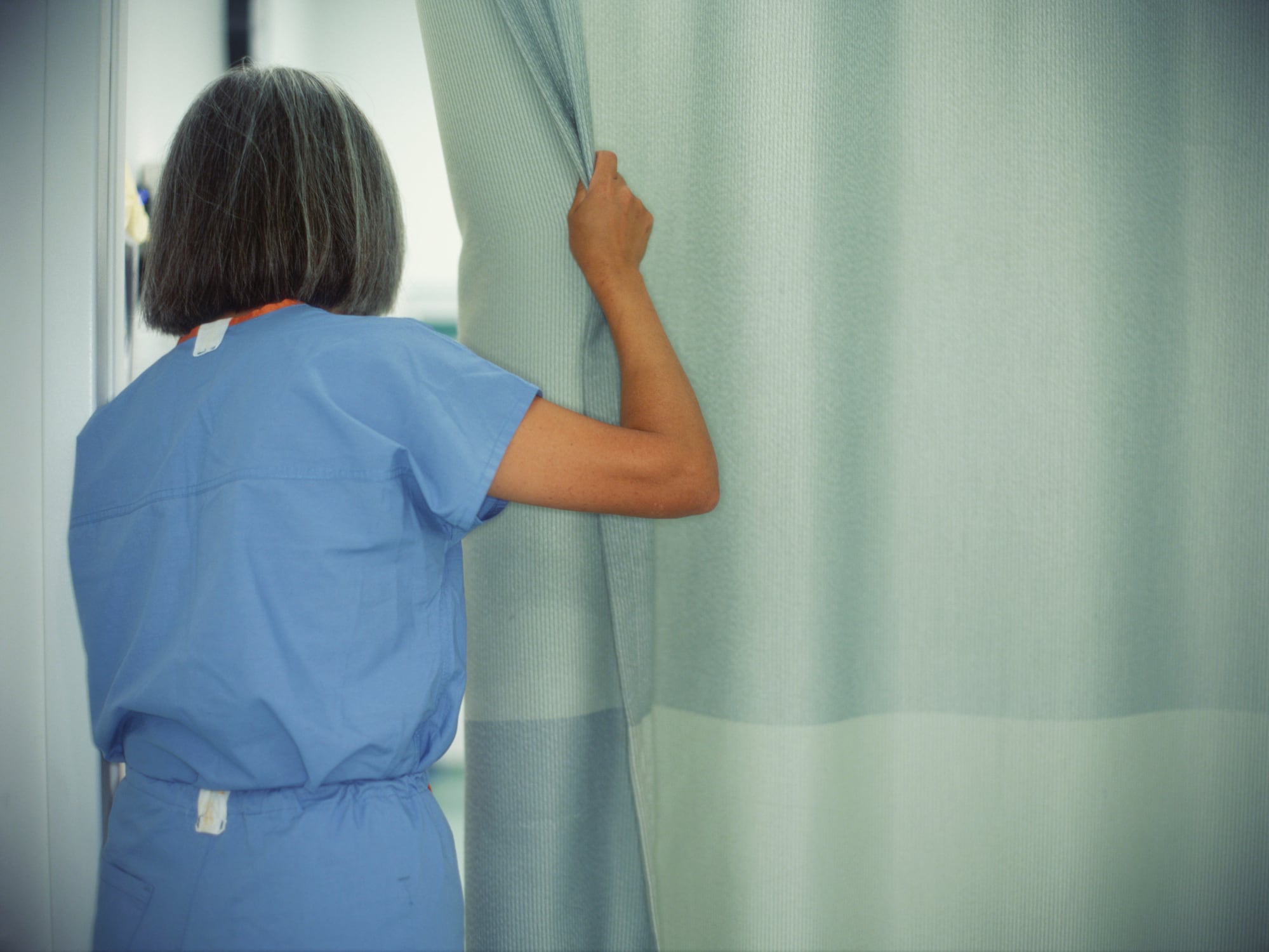 Una enfermera en un centro hospitalario