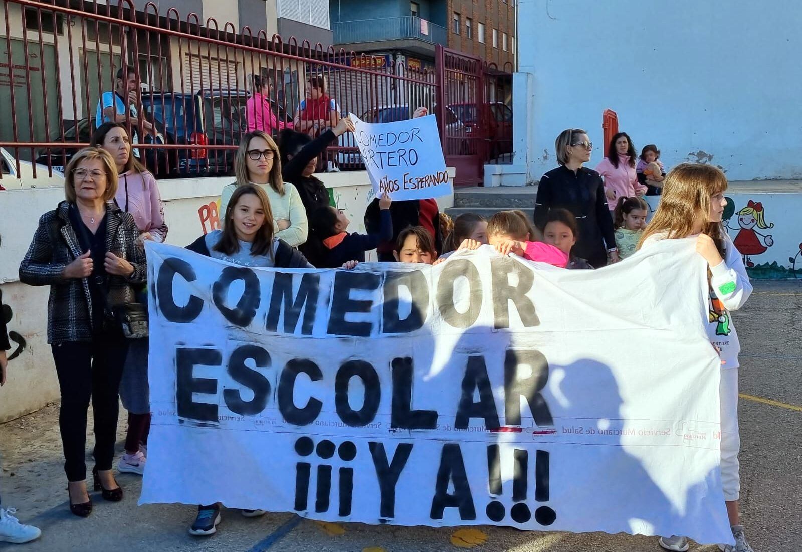 Protesta en los centros educativos para pedir la puesta en marcha de un comedor escolar