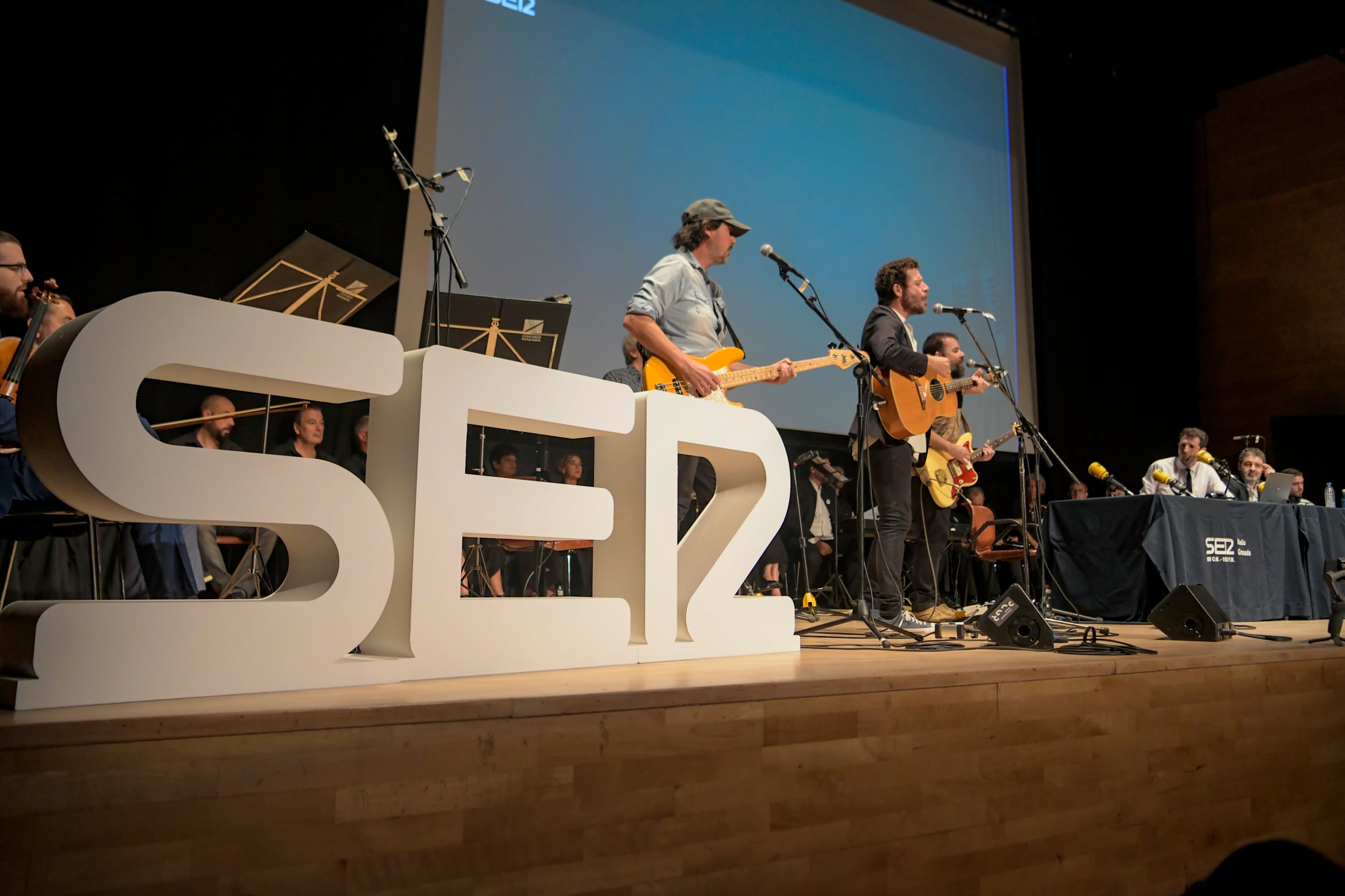 Programa en directo de Radio Granada desde el Palacio de Congresos con motivo del 90 aniversario de la emisora, con la actuación de Niños Mutantes