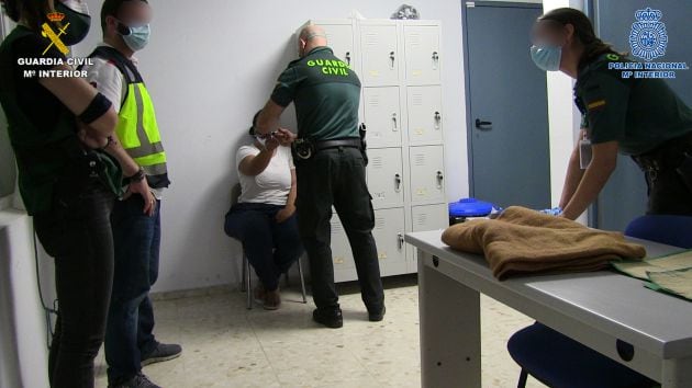 Imagen de archivo de la operación conjunta entre Guardia Civil y Policia Nacional, que destapó un piso donde se ejercía la prostitución en Valdepeñas