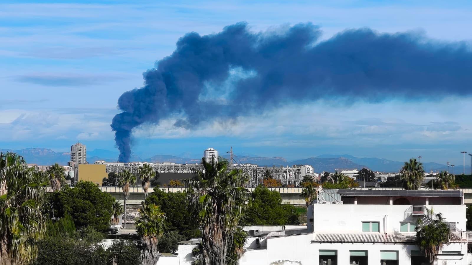 Un incendio en un desguace de motos de Alboraya provoca una intensa columna de humo.