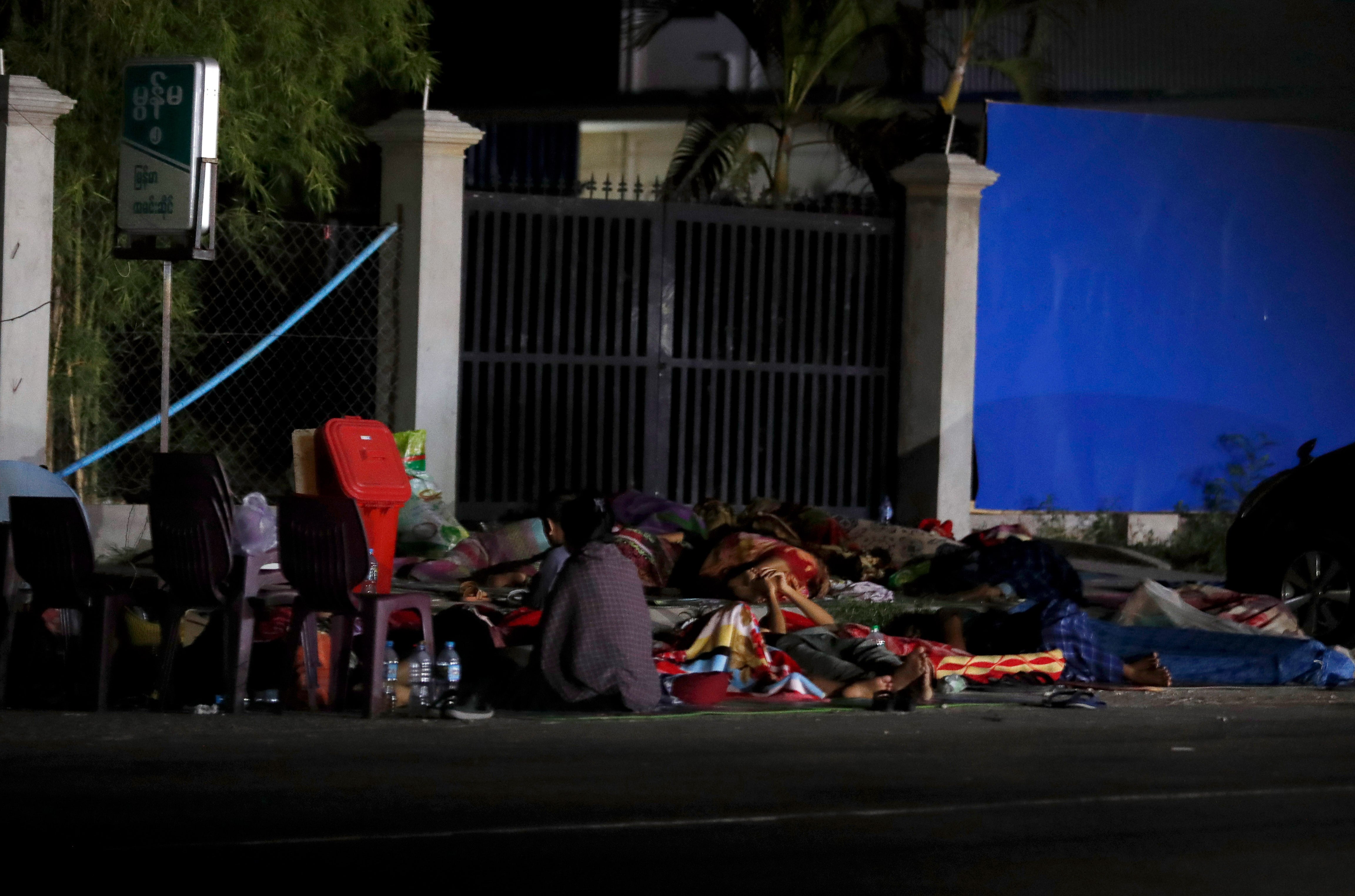 Una multitud de personas duerme en las calles de Myanmar por temor a otros terremotos o porque sus viviendas han quedado dañadas. EFE/EPA/NYEIN CHAN NAING