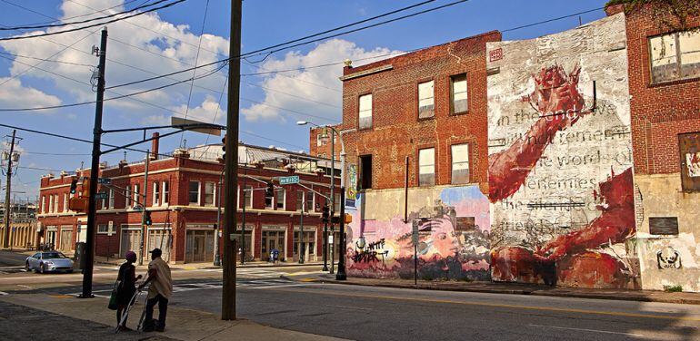 Obra callejera de Gonzalo Borondo en un edificio de Atlanta