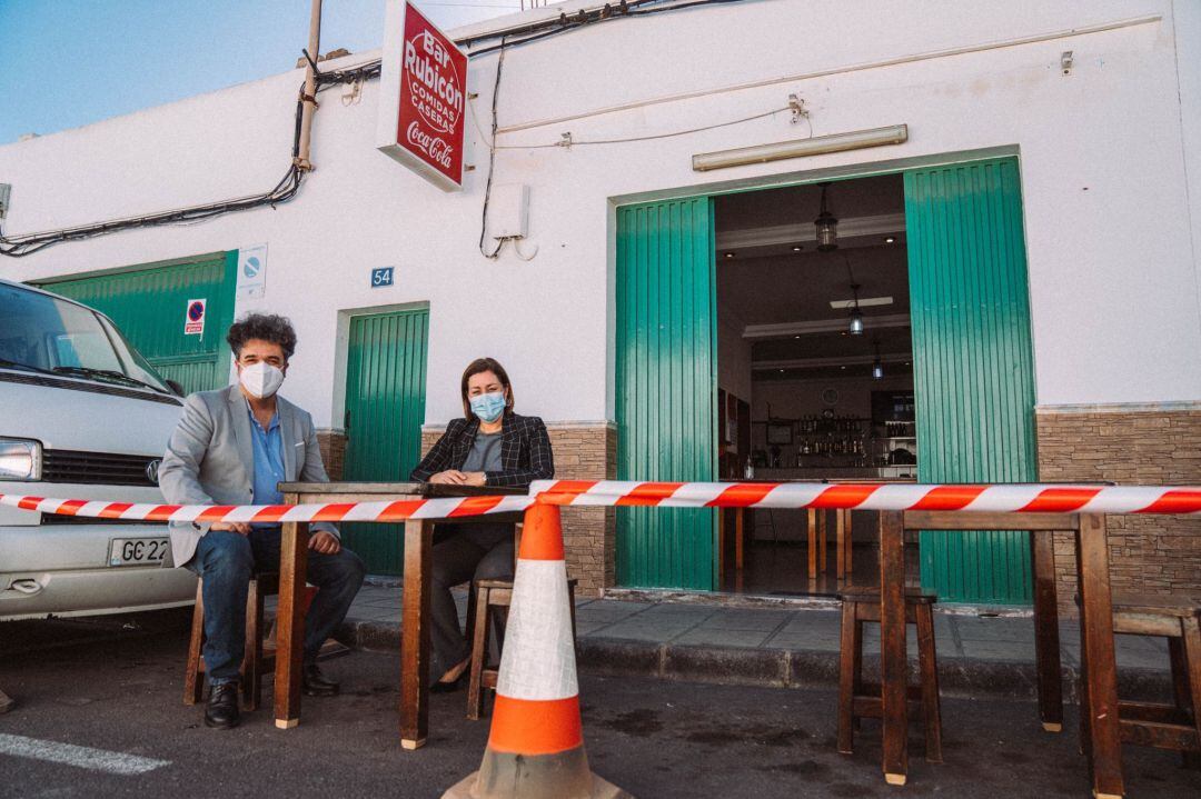 La alcaldesa Astrid Pérez y el concejal de Comercio y Hostelería Armando Santana en el barrio de Argana Alta, en una de las vías donde se amplía la zona de terraza para un establecimiento hostelero