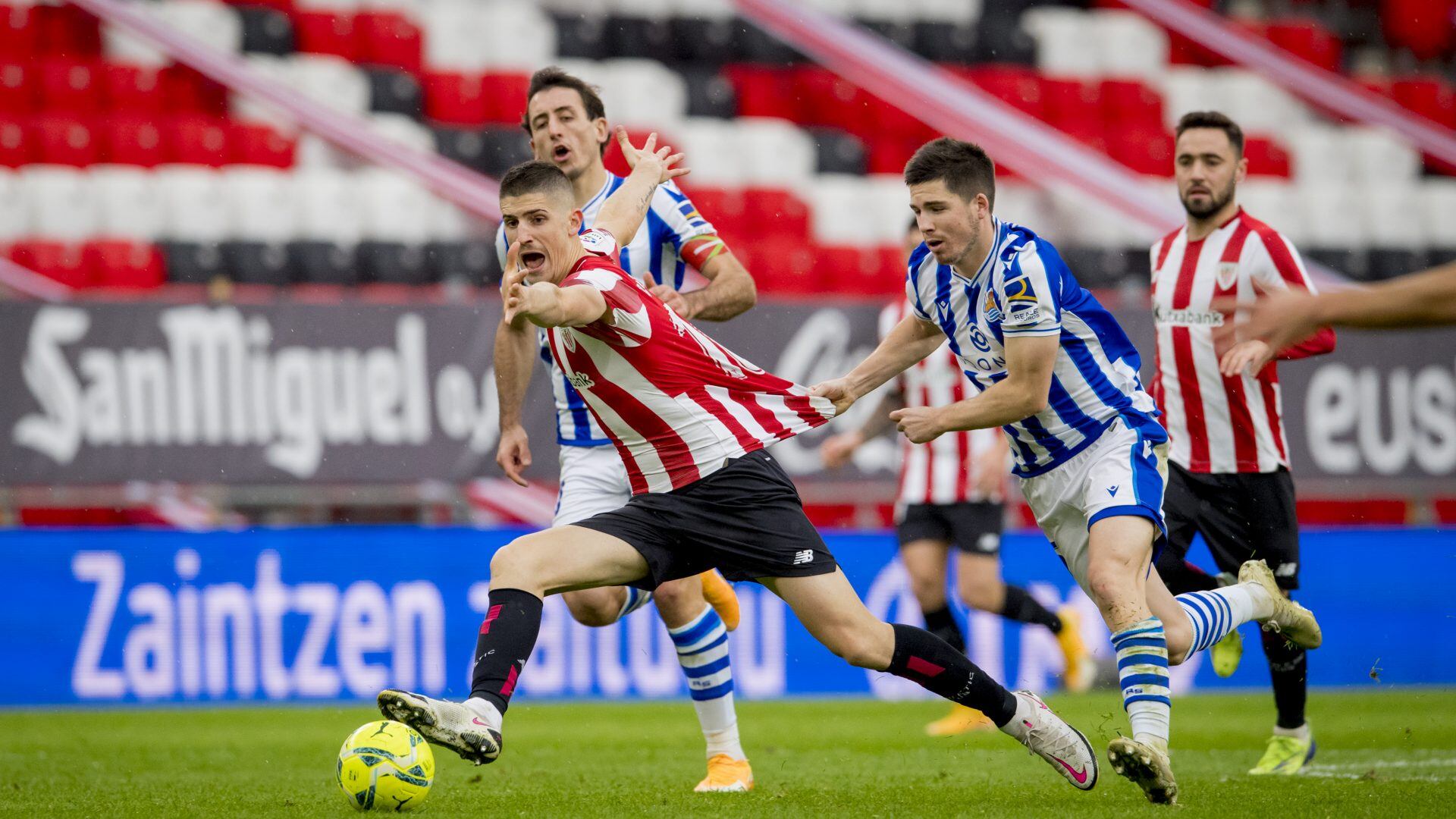 Oihan Sancet e Igor Zubeldia en una acción en el derbi disputado en la Nochevieja de 2020 en San Mamés