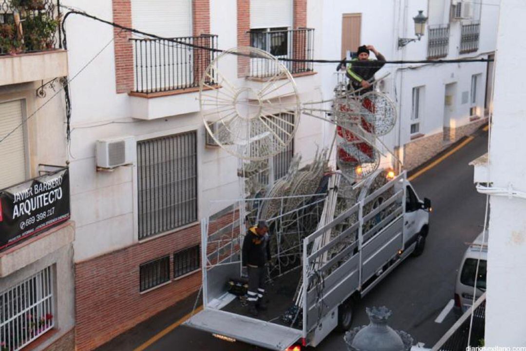 Operarios instalan la iluminación navideña en Almuñécar