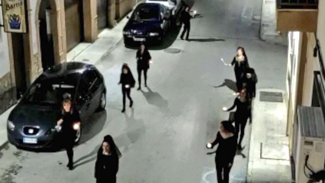 Fotograma del vídeo en el que las mujeres procesionan por las calles de Porcuna.