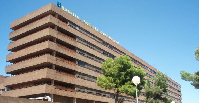 El detenido habría roto los retrovisores de 10 coches aparcados junto al Hospital