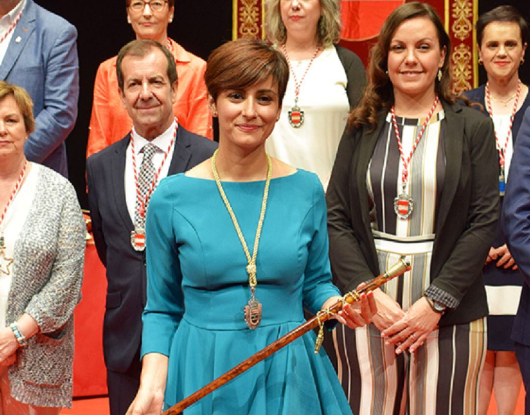 Isabel Rodríguez, con el bastón de mando del Ayuntamiento de Puertollano