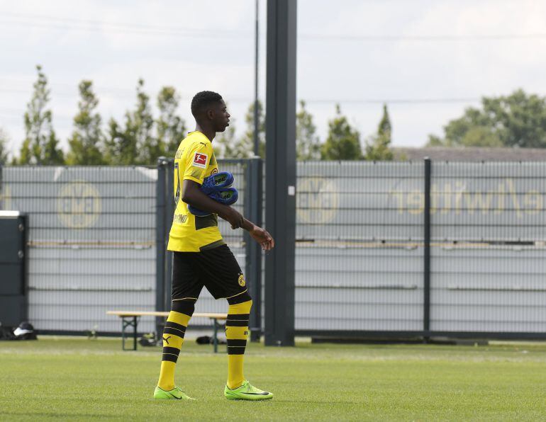 El extremo francés del Borussia Dortmund Ousmane Dembelé asiste este miércoles a una fotografía de equipo en Dortmund