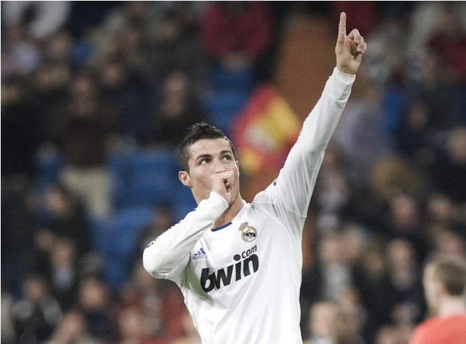 El delantero portugués del Real Madrid, Cristiano Ronaldo, celebra la consecución del segundo gol de su equipo frente al Auxerre