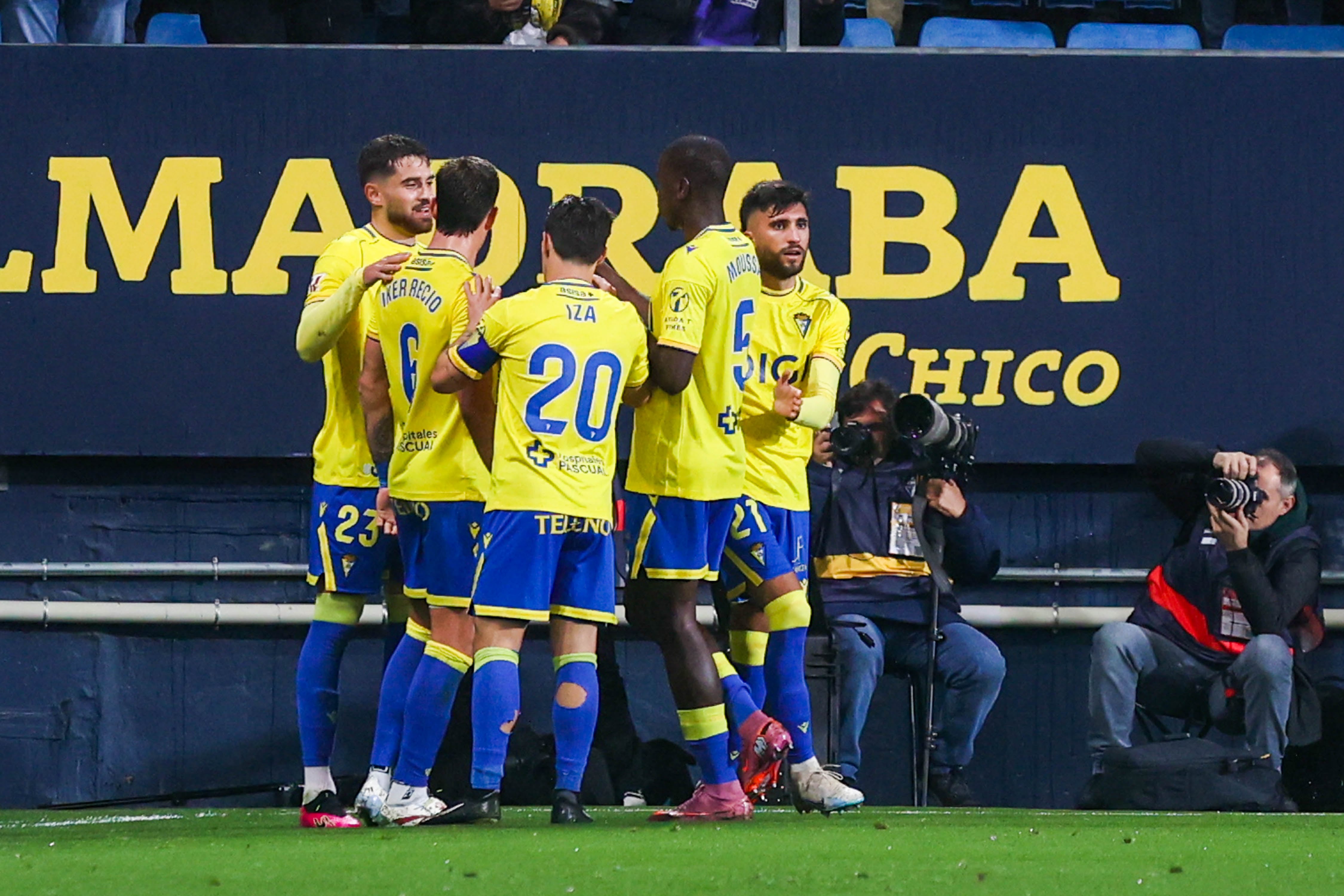 Álvaro García Pascual celebra el 1-0 ante el Sporting junto a sus compañeros.