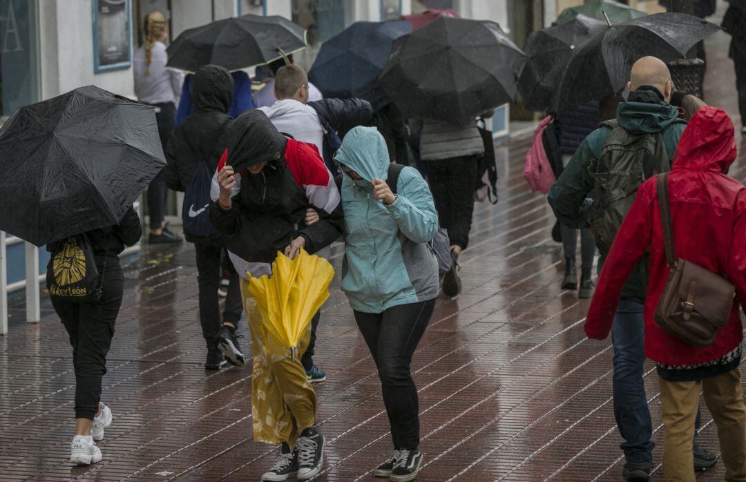 Rachas de lluvia y viento durante la borrasca &#039;Elsa&#039;, en Sevilla