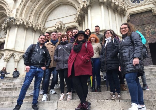 Primeros &#039;instagramers&#039; en darse cita esta mañana en Cuenca, a las puertas de la catedral.