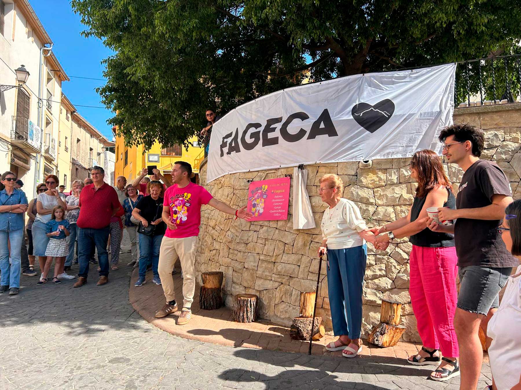 Ismael Vidal, alcalde de Fageca, població amfitriona, durant la inauguració de la Trobada amb el descobriment d'una placa commemorativa