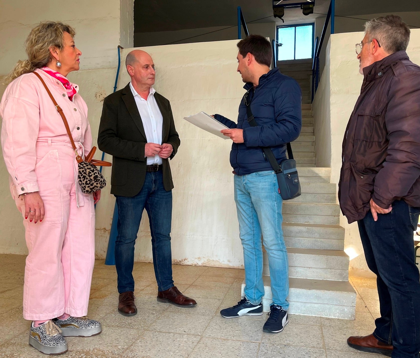 La alcaldesa de Lopera, Carmen Torres, y el diputado de Servicios Municipales, José Luis Hidalgo (1ª y 2º por la izqda) acompañados de técnicos durante su visita a los depósitos de agua.