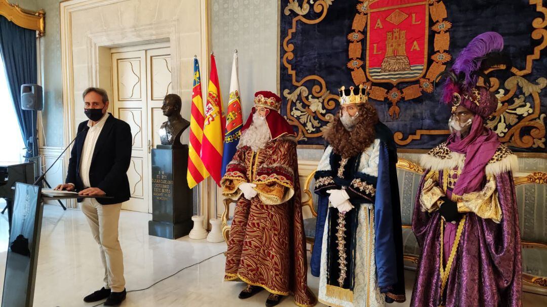 El edil de Fiestas junto con los Reyes Magos el día de su presentación