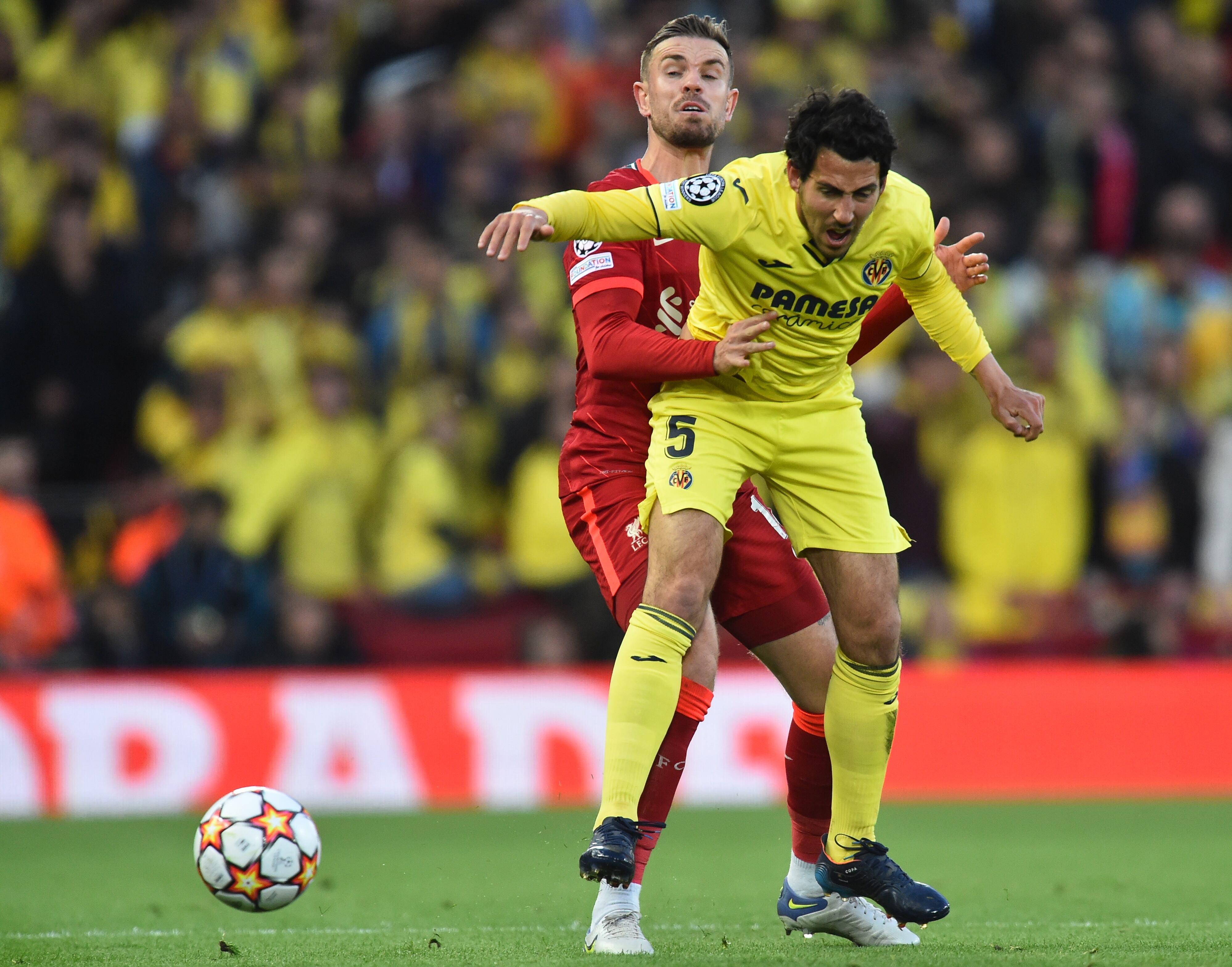 Liverpool (United Kingdom), 27/04/2022.- Villarreal's Daniel Parejo (R) in action against Liverpool's Jordan Henderson during the UEFA Champions League semi final, first leg soccer match between Liverpool FC and Villarreal CF in Liverpool, Britain, 27 April 2022. (Liga de Campeones, Jordania, Reino Unido) EFE/EPA/PETER POWELL