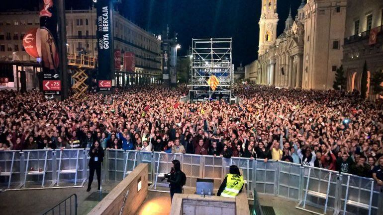 A tope la plaza del Pilar en la fiesta de Los 40