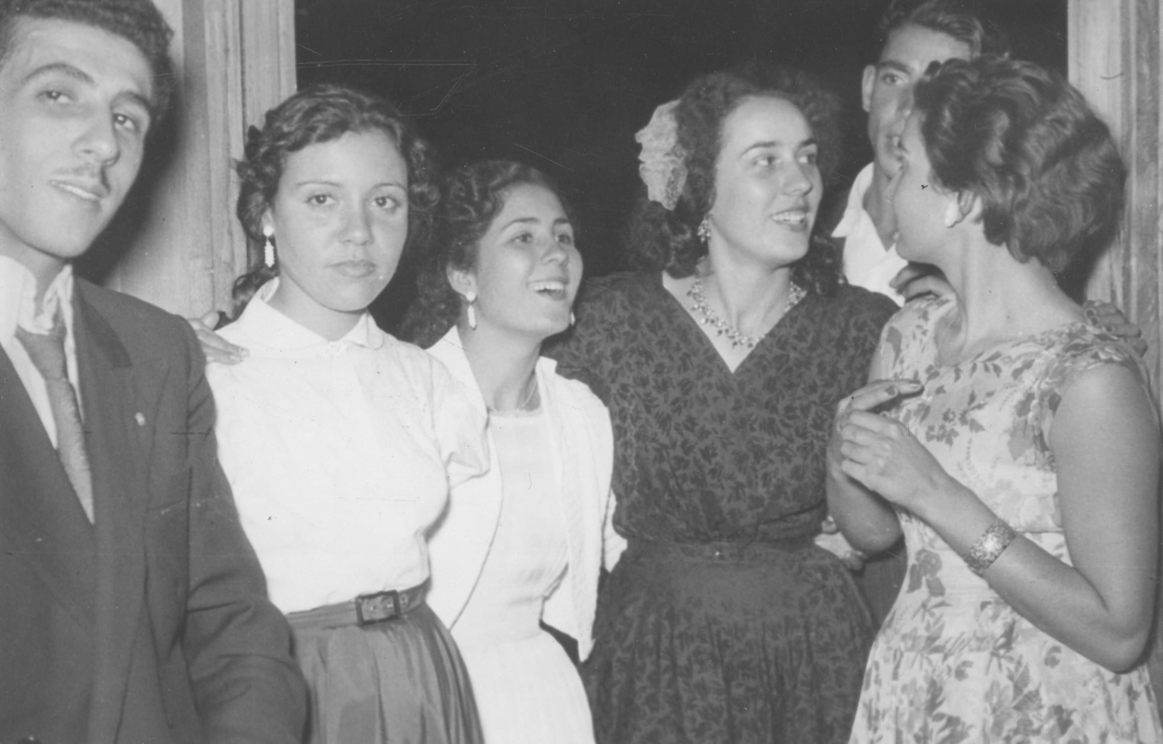 En el centro de la imagen, Tina y Maruca, dos hijas del ex alcalde asesinado (cesión del archivo familiar)