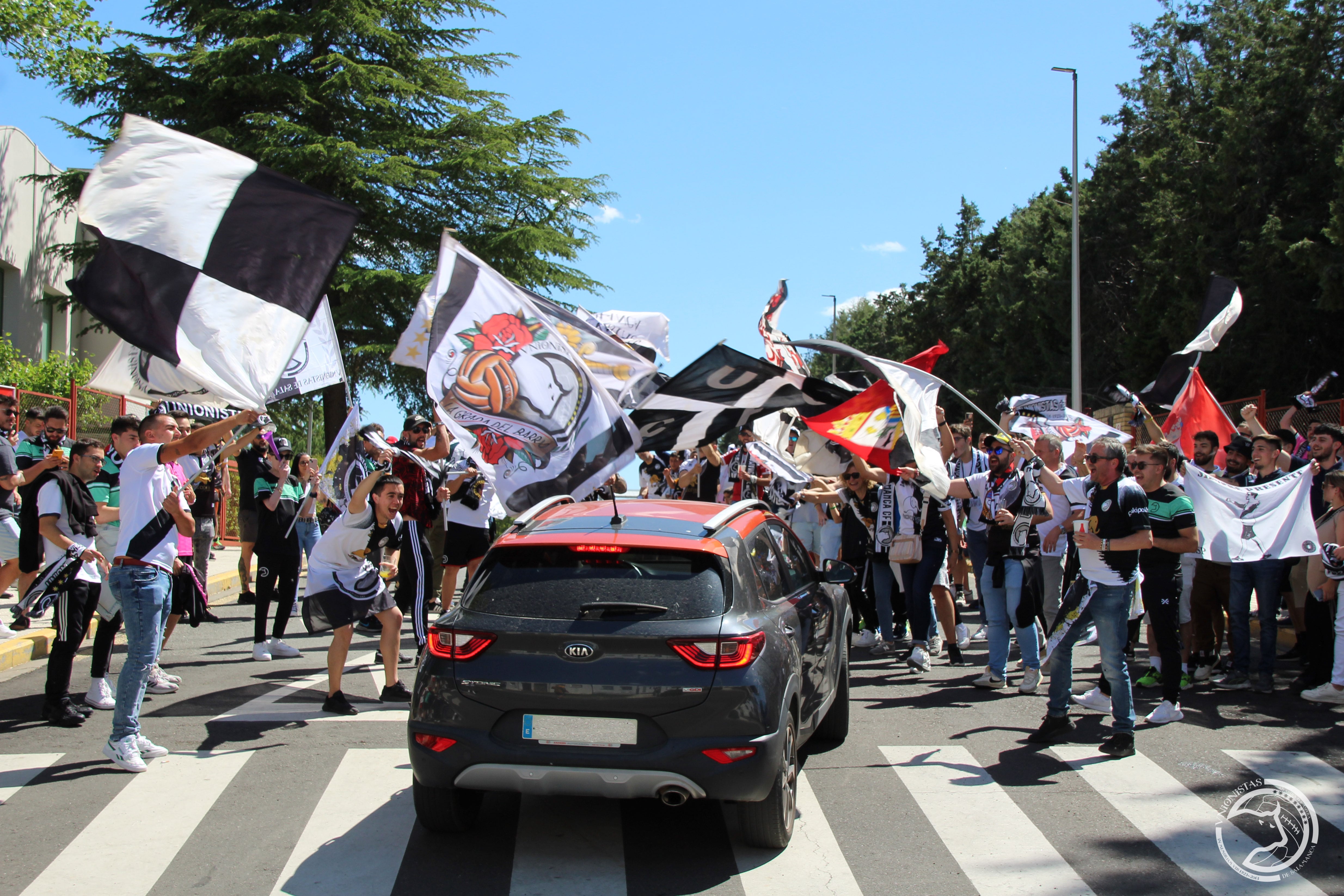 La afición blanquinegra recibe a su equipo en la previa del partido ante el Racing de Ferrol