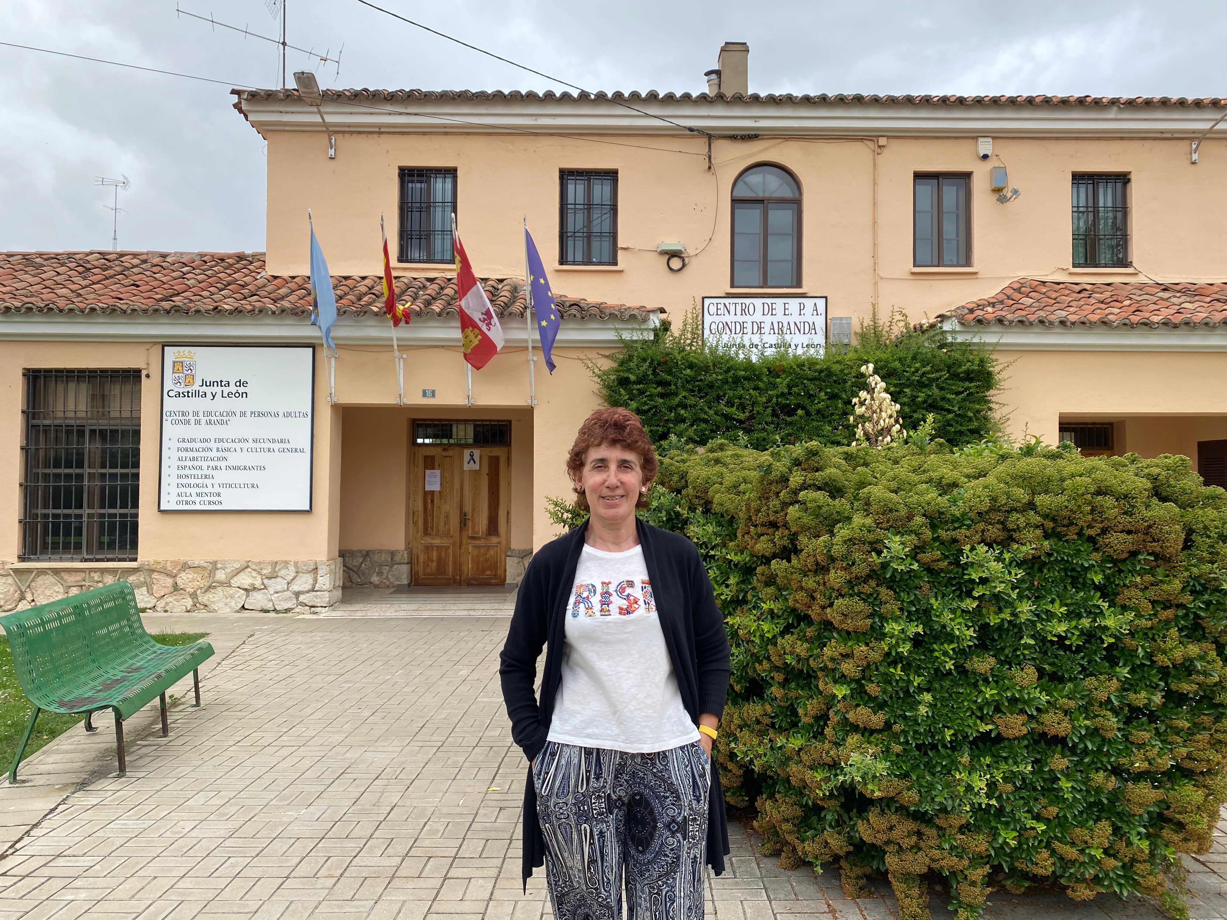 Maribel posa frente al Centro de Adultos