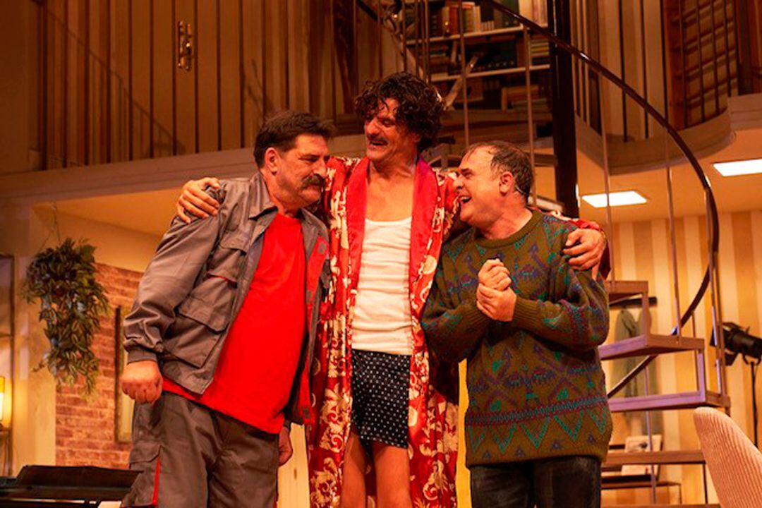 L'actor alcoià Xavi Mira junt a Joel Joan en una de les escenes d'aquesta divertida obra teatral