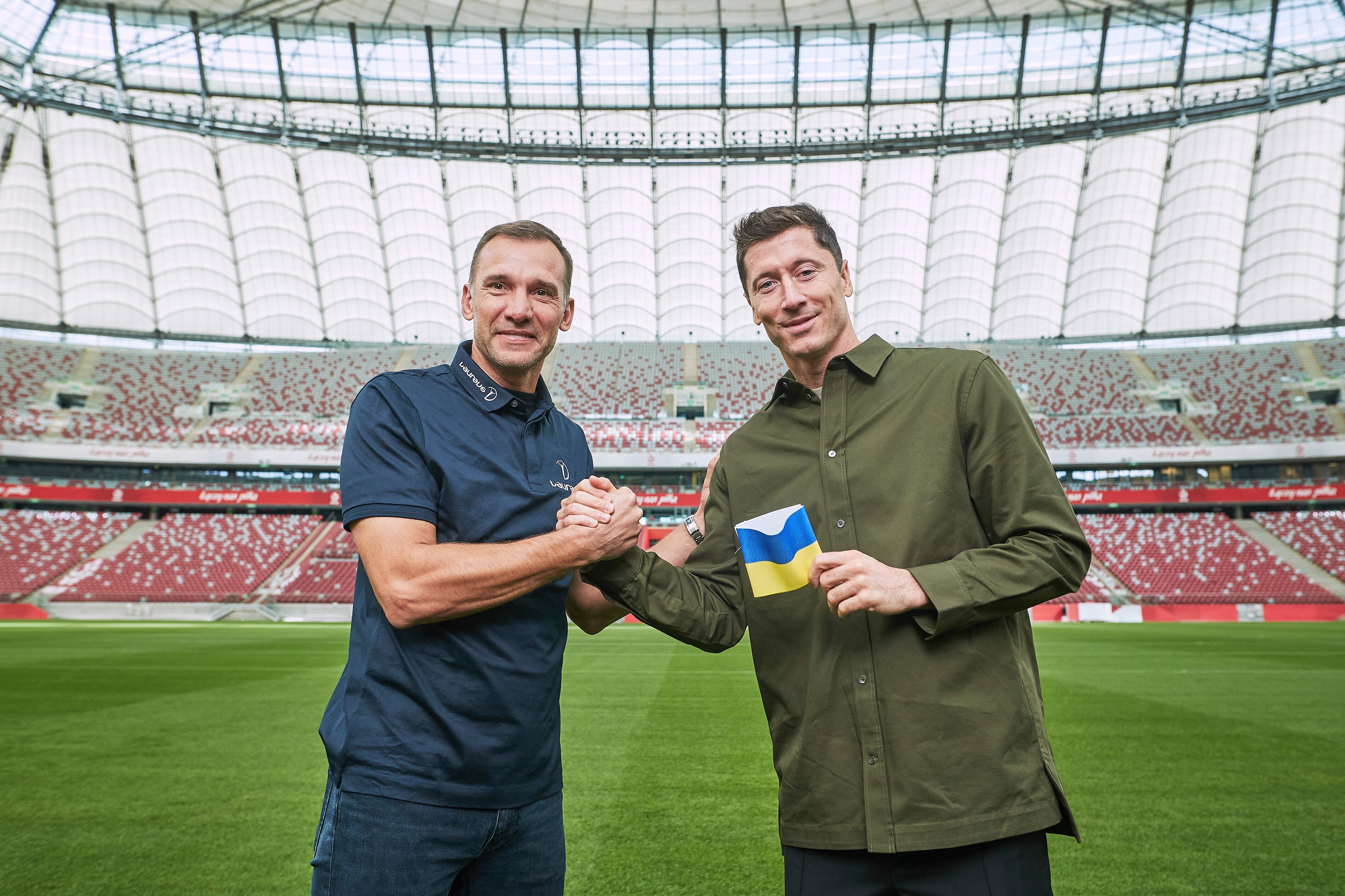 El polaco Robert Lewandowski se reunió este martes en el estadio nacional de Varsovia con el mítico exjugador ucraniano Andriy Shevchenko