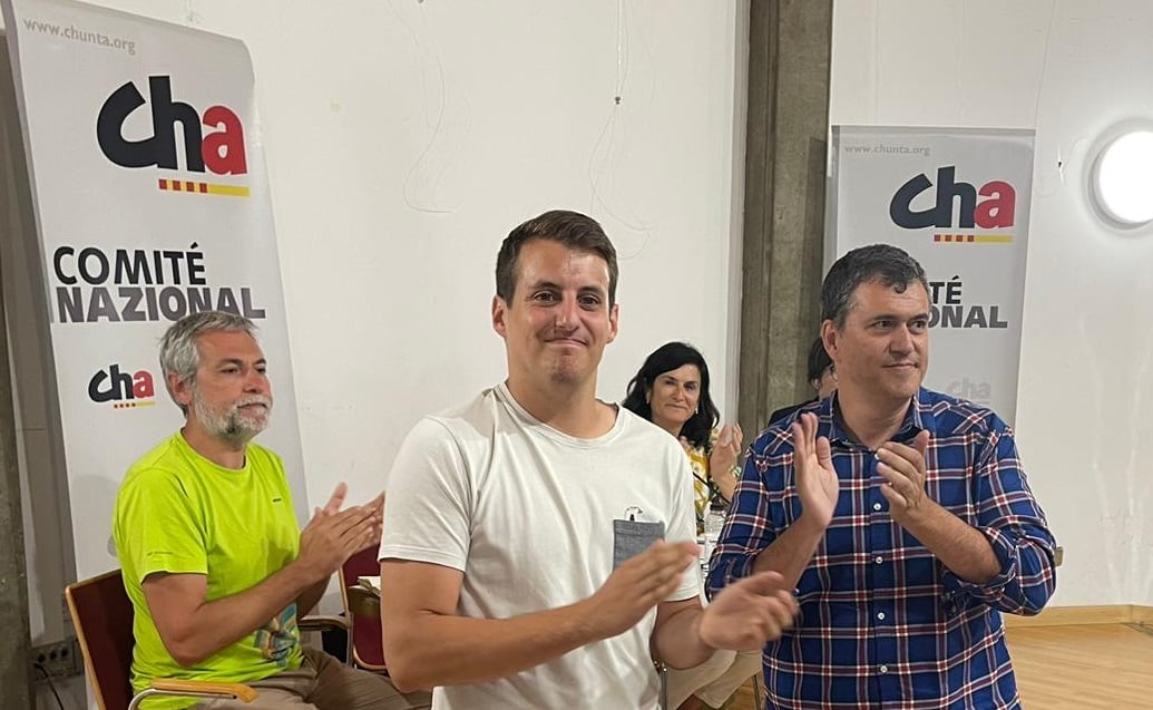 Jorge Pueyo, candidato de Sumar por CHA a la provincia de Zaragoza, y el presidente de Chunta Aragonesista, Joaquín Palacín, tras el Comité Nazional