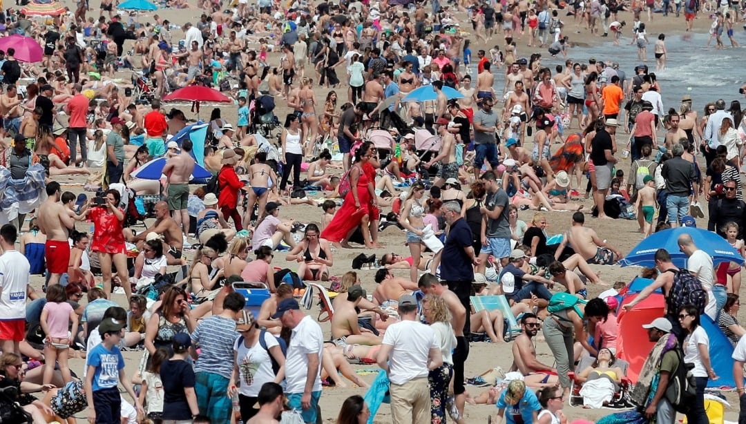 Un gran número de personas se acercaron a la playa de la Malavarrosa a disfrutar del buen tiempo y de las altas temperaturas en este primer fin de semana de pascua