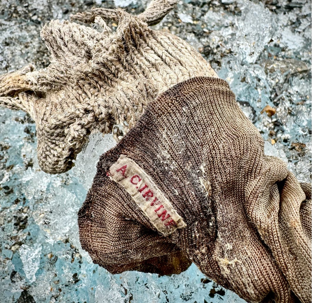 El calcetín, con el nombre de Irvine, fue encontrado junto con una bota y un pie, emergiendo del hielo del glaciar Central Rongbuk.Fotografía de Jimmy Chin