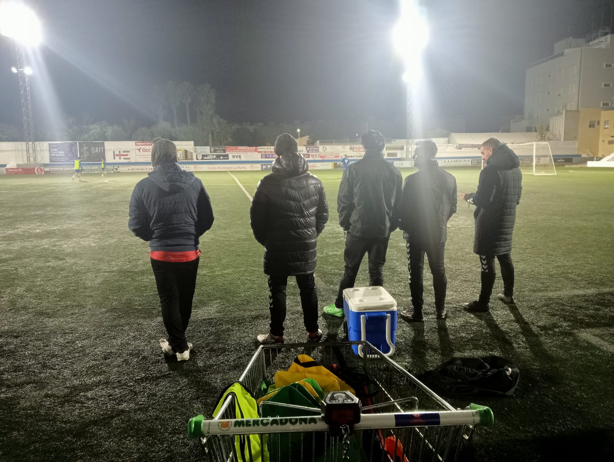 El cuerpo técnico del CD Olímpic observando a la plantilla