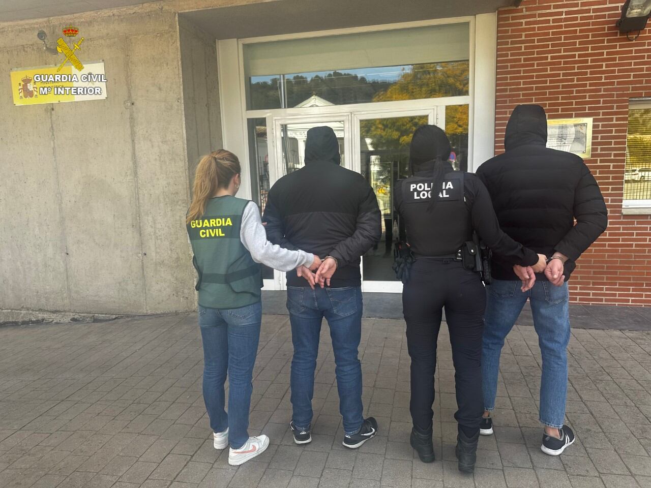 Agentes de la Guardia Civil y Policía Local con los dos detenidos en Tavernes de la Valldigna.