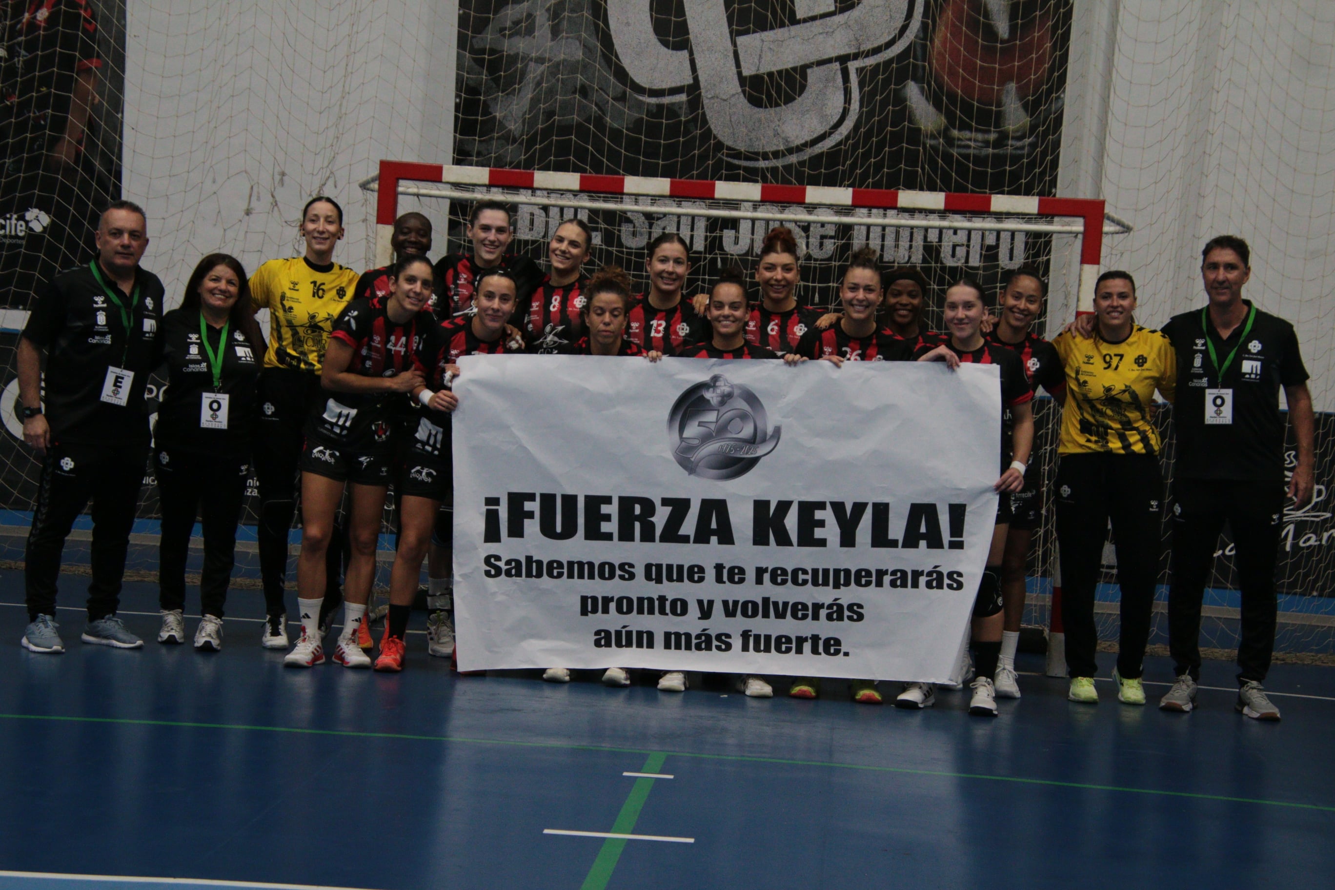El Zonzamas Plus Car Lanzarote dedicando la victoria a su jugadora Keyla, lesionada.
