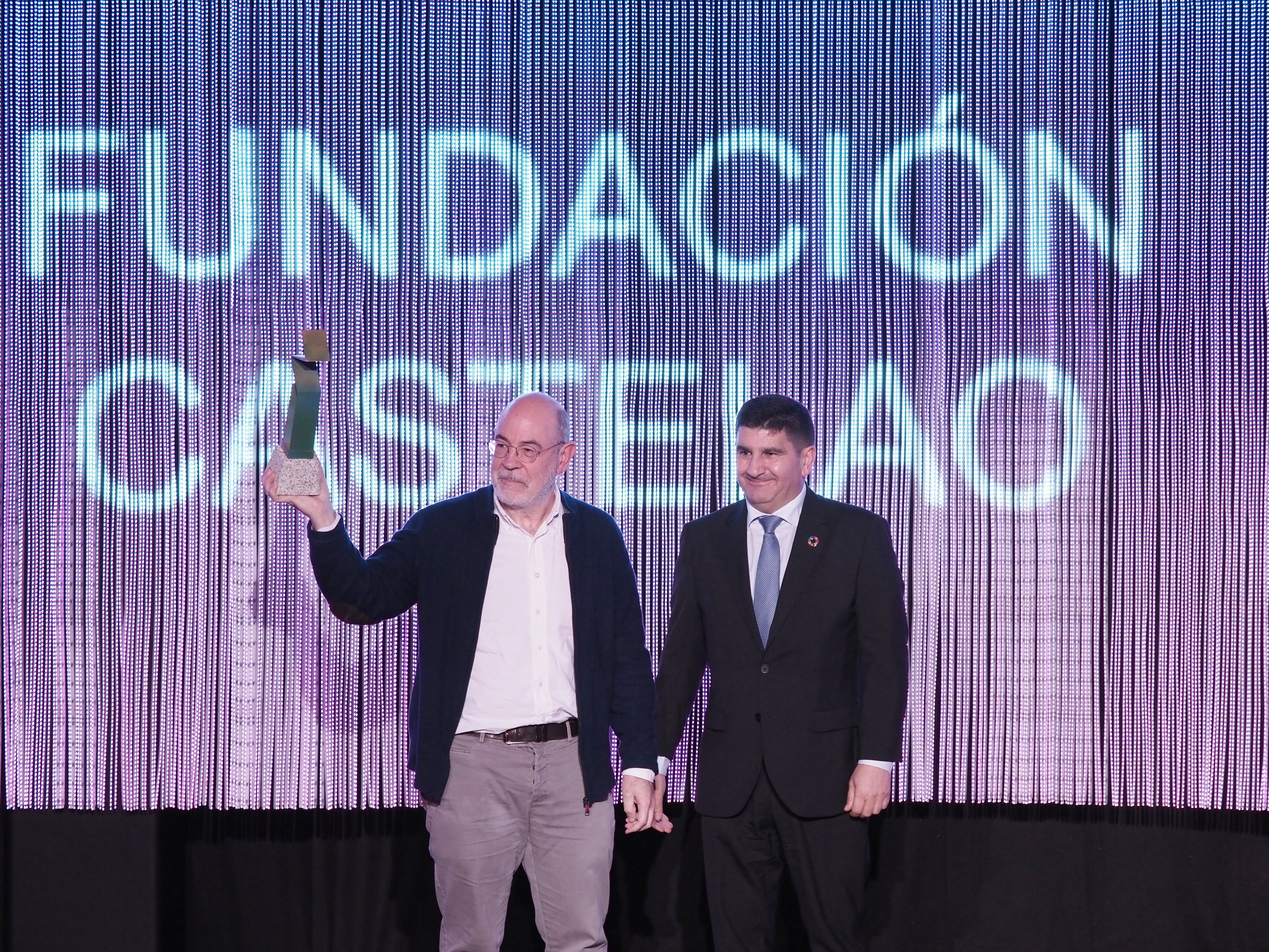 El presidente de la Fundación Castelao, recibe el premio SERenidade de la mano del delegado del gobierno, Pedro Blanco