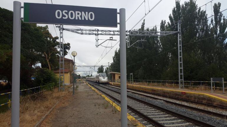 Estación de Osorno con el tren estacionado al fondo