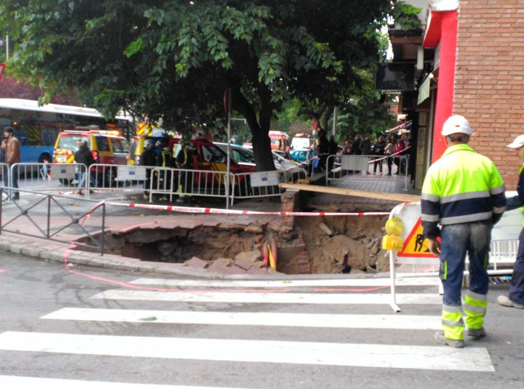 Socavón en la acera de Marqués de Corbera, 57.